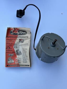 3m552a Dayton Shaded Pole Motor 1/100 Hp 1550 Rpm 1/4 Inch Shaft. Untested