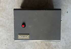 R8182d1145 Honeywell Used Oem Triple Aquastat Protectorelay Controller